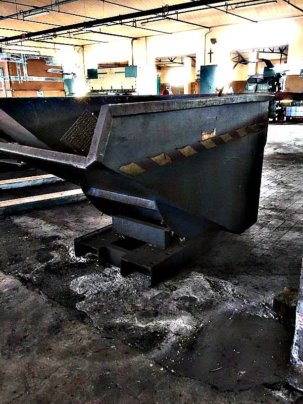 Benna_muletto_per_scarico_attrezzatura_officina_meccanica