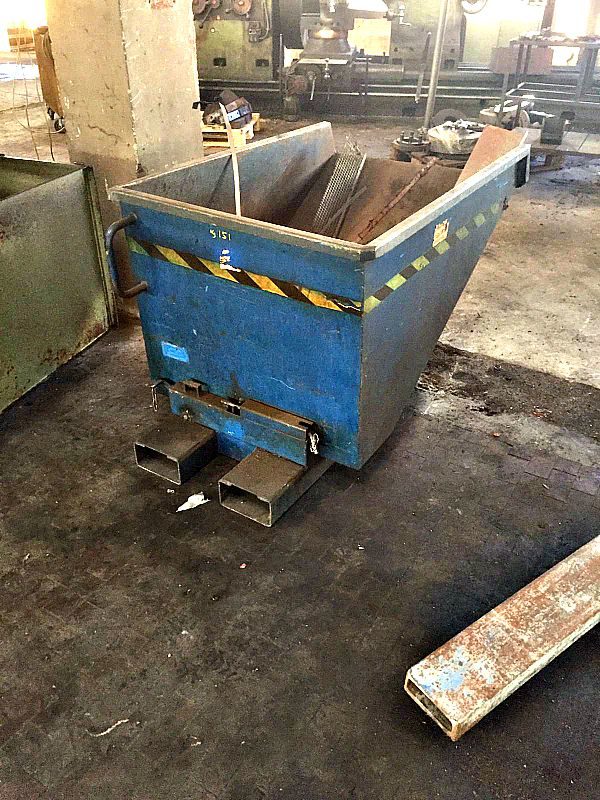 Benna_muletto_per_scarico_attrezzatura_officina_meccanica