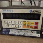 Bilancia_su_cavalletto_e_visualizzatore_digitale_attrezzatura_officina_meccanica