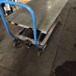 Carrello_con_ruote_con_sollevamento_idraulico_particolare_attrezzatura_officina_meccanica