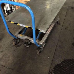Carrello_con_ruote_con_sollevamento_idraulico_particolare_attrezzatura_officina_meccanica