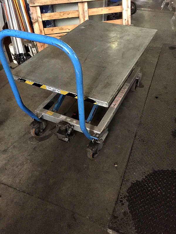 Carrello_con_ruote_con_sollevamento_idraulico_particolare_attrezzatura_officina_meccanica