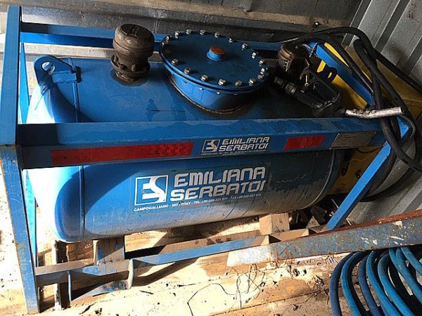 Cisterna_da_gasolio_con_erogatore_e_conta_litri_1_attrezzatura_officina_meccanica