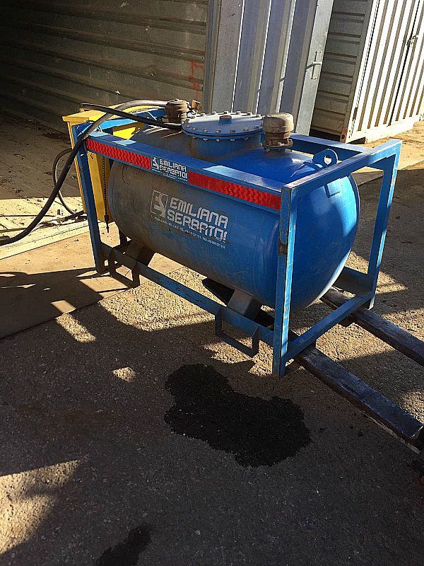 Cisterna_da_gasolio_con_erogatore_e_conta_litri_1_attrezzatura_officina_meccanica
