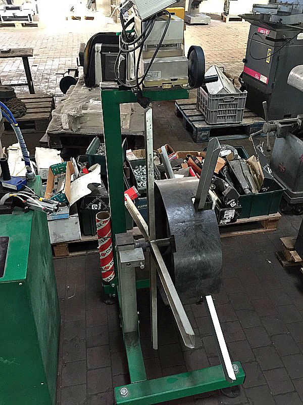 Macchina_per_tagliare_le_guarnizioni_finestre_in_alluminio_attrezzatura_officina_meccanica