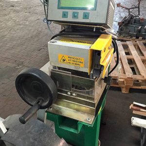 Macchina_per_tagliare_le_guarnizioni_finestre_in_alluminio_attrezzatura_officina_meccanica