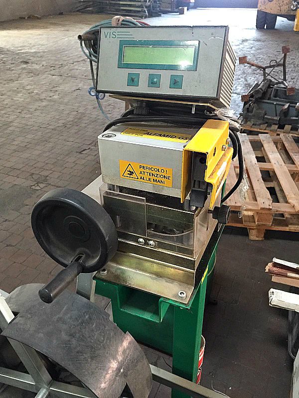 Macchina_per_tagliare_le_guarnizioni_finestre_in_alluminio_attrezzatura_officina_meccanica