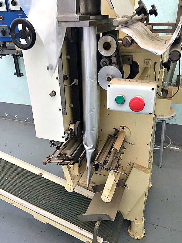 Insacchettatrice_erbe_essiccate_sottovuoto_attrezzatura_officina_meccanica