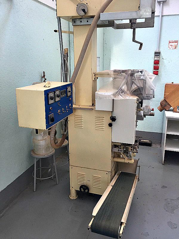 Insacchettatrice_erbe_essiccate_sottovuoto_attrezzatura_officina_meccanica