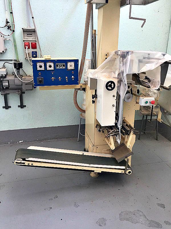 Insacchettatrice_erbe_essiccate_sottovuoto_attrezzatura_officina_meccanica