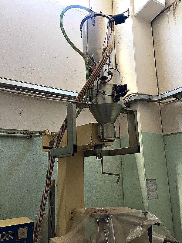 Insacchettatrice_erbe_essiccate_sottovuoto_attrezzatura_officina_meccanica