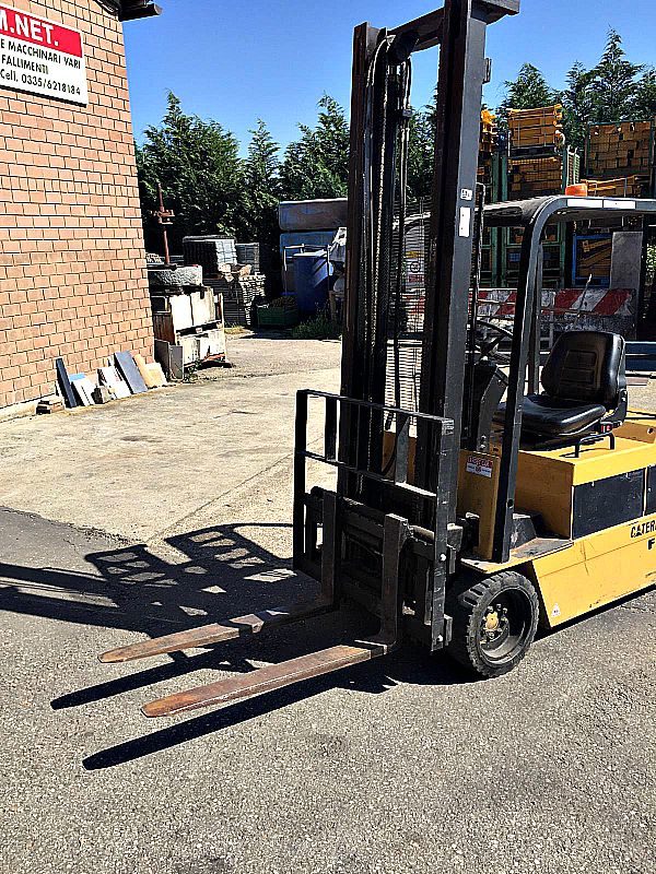 Muletto_Caterpillar_3_ruote_cat_F25_portat_12_quintali_attrezzatura_officina_meccanica