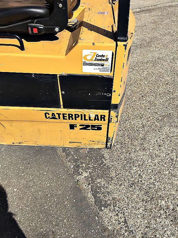 Muletto_Caterpillar_3_ruote_cat_F25_portat_12_quintali_attrezzatura_officina_meccanica