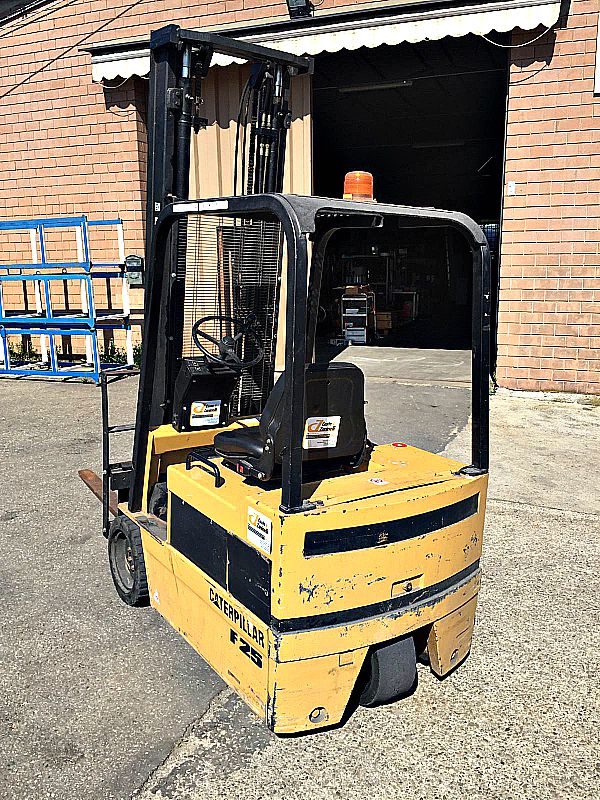 Muletto_Caterpillar_3_ruote_cat_F25_portat_12_quintali_attrezzatura_officina_meccanica