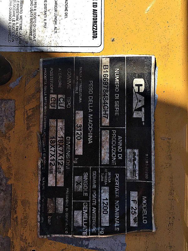 Muletto_Caterpillar_3_ruote_cat_F25_portat_12_quintali_attrezzatura_officina_meccanica