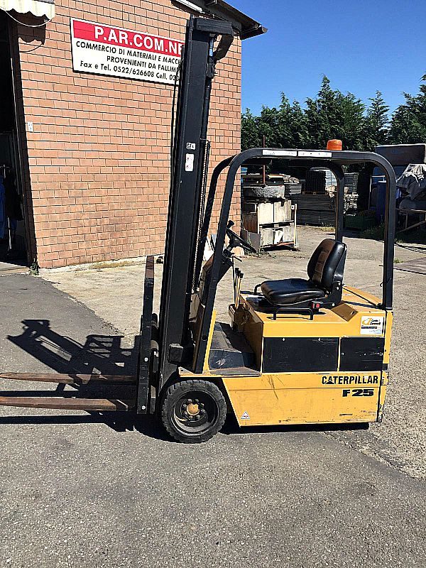 Muletto_Caterpillar_3_ruote_cat_F25_portat_12_quintali_attrezzatura_officina_meccanica