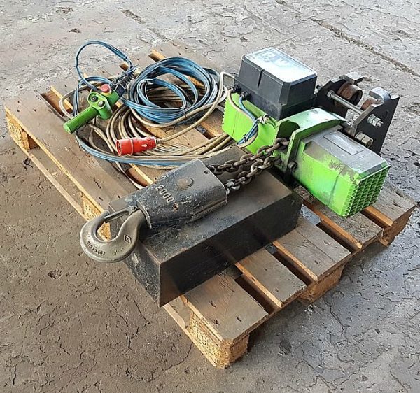 Paranco_elettrico_a_catena_marca_RWM_modello_W 2000_anno 2001_portata_2000 Kg_1_attrezzatura_officina_meccanica