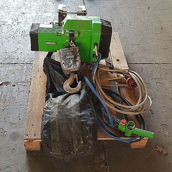 Paranco_elettrico_a_catena_marca_RWM_modello_WR 3000__portata_3000 Kg_attrezzatura_officina_meccanica