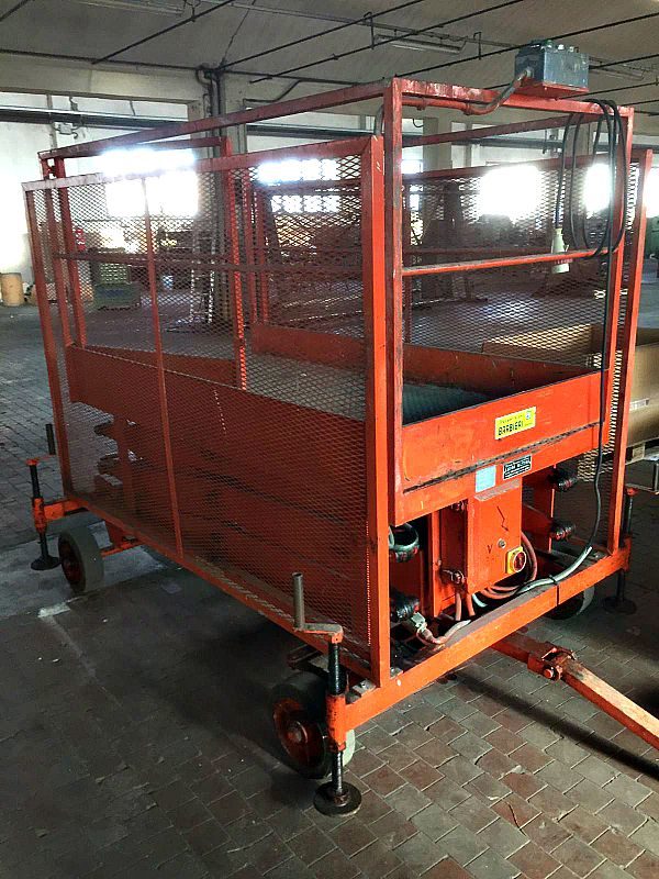 Piattaforma_a_forbice_sollevamento_elettrico_attrezzatura_officina_meccanica