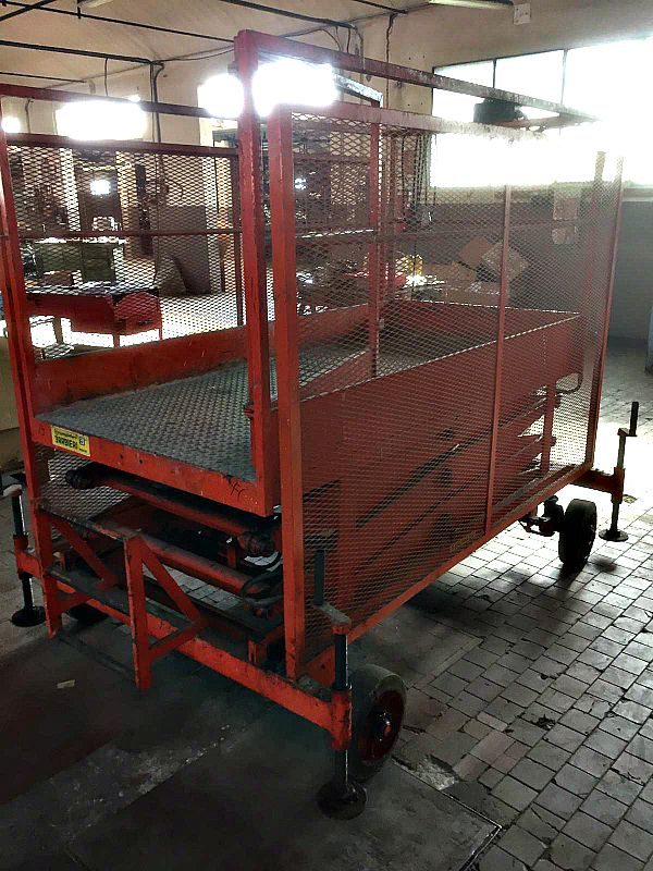 Piattaforma_a_forbice_sollevamento_elettrico_attrezzatura_officina_meccanica