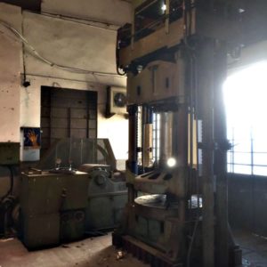 Pressa_4_colonne_350_tonnellate_fronte_attrezzatura_officina_meccanica
