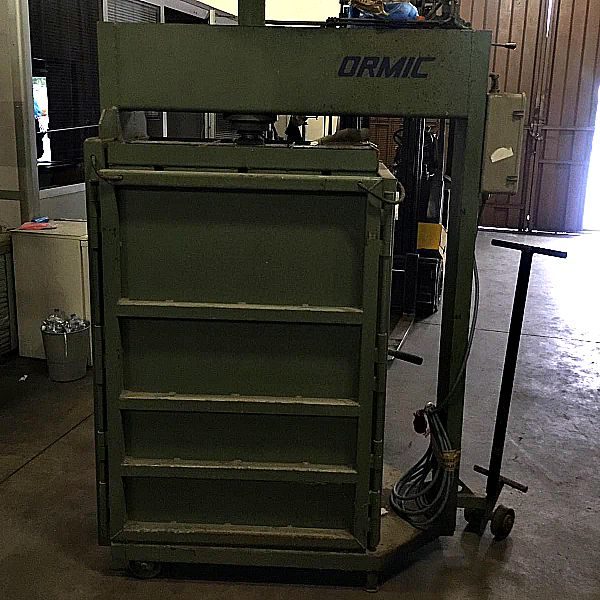 Pressa_per_fare_balle_di_cartone_o_plastica_attrezzatura_officina_meccanica