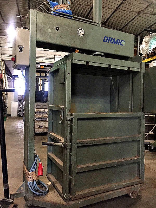 Pressa_per_fare_balle_di_cartone_o_plastica_attrezzatura_officina_meccanica