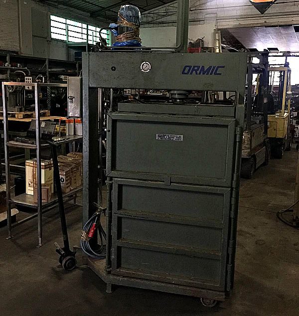 Pressa_per_fare_balle_di_cartone_o_plastica_attrezzatura_officina_meccanica
