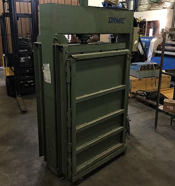Pressa_per_fare_balle_di_cartone_o_plastica_attrezzatura_officina_meccanica