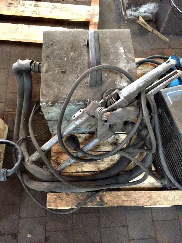 Puntatrice_fissa_usata_attrezzatura_officina_meccanica