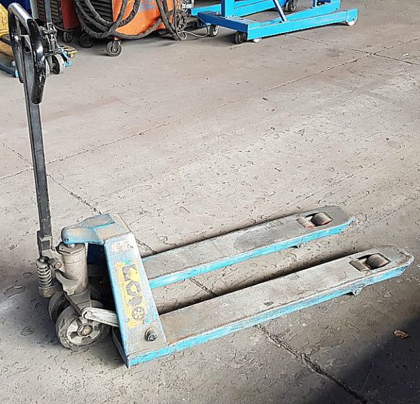 Transpallet_manuale_portata_2000 Kg_attrezzatura_officina_meccanica
