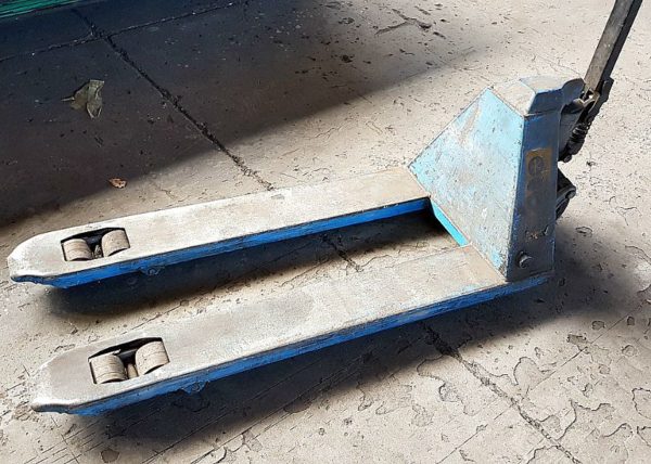 Transpallet_manuale_portata_2000 Kg_attrezzatura_officina_meccanica