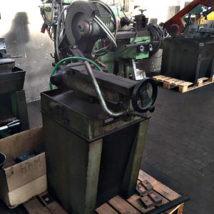 Troncatrice_pedrazzoli_con_basamento_attrezzatura_officina_meccanica