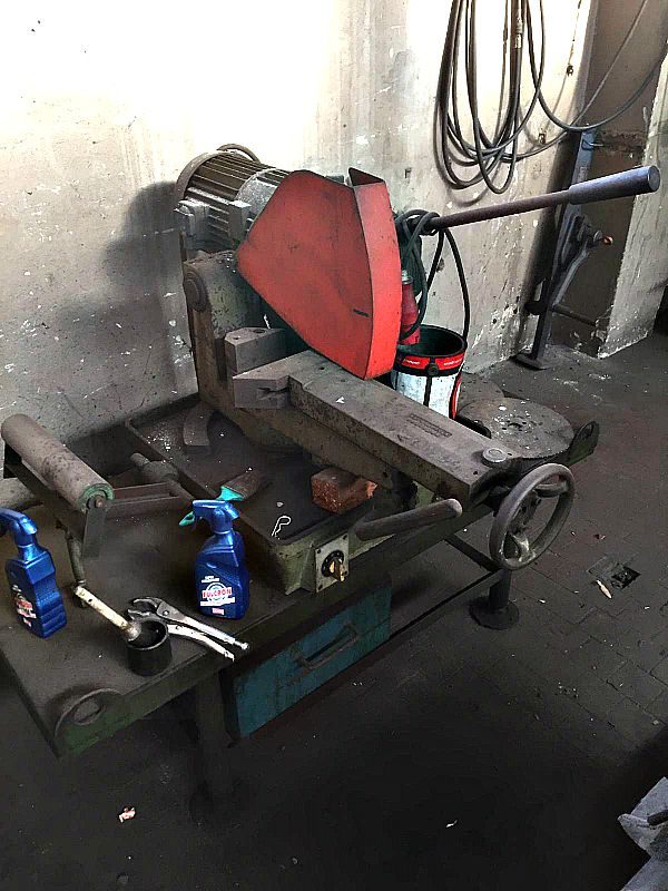 Troncatrice_pedrazzoli_con_basamento_attrezzatura_officina_meccanica