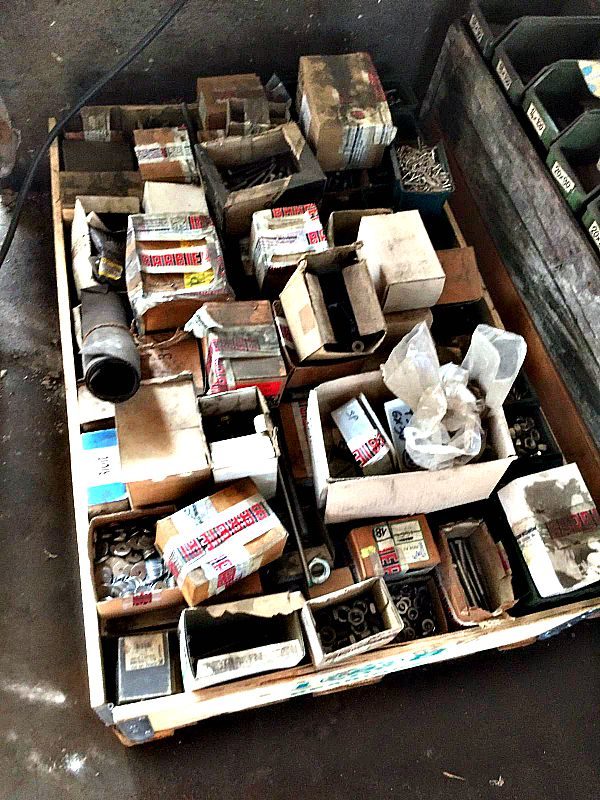 bulloni_dadi_rondelle_piane_rondelle_spaccate_attrezzatura_officina_meccanica