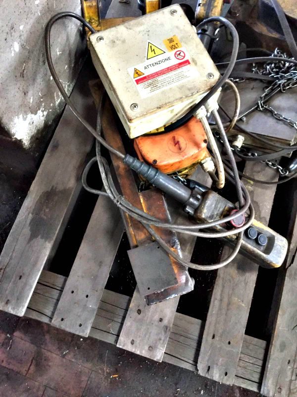 paranco_a_catena_eletrici_da_bandiera_attrezzatura_officina_meccanica