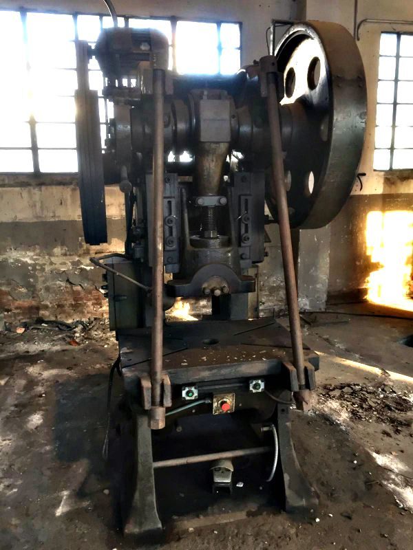 pressa_a_collo_di_cigno_80_tonnellate_particolare_attrezzatura_officina_meccanica