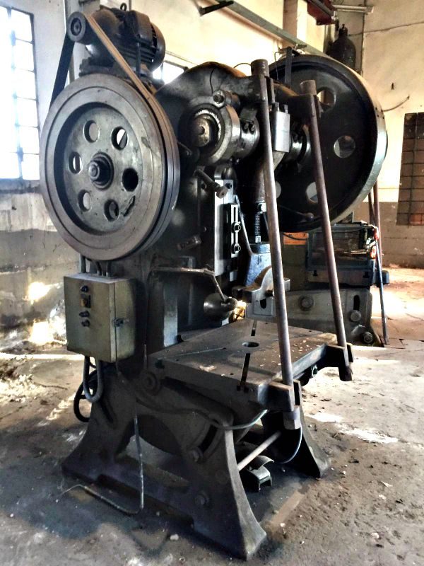 pressa_a_collo_di_cigno_80_tonnellate_particolare_attrezzatura_officina_meccanica