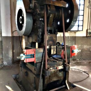 pressa_a_collo_di_cigno_comer_220_ton_lato_attrezzatura_officina_meccanica