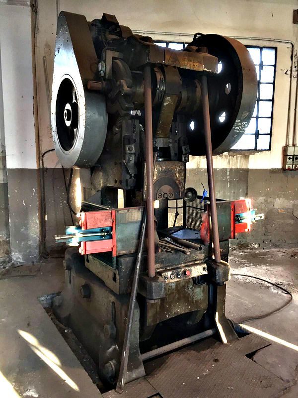 pressa_a_collo_di_cigno_comer_220_ton_lato_attrezzatura_officina_meccanica