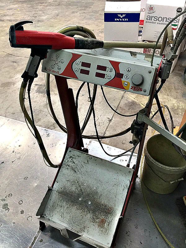 Pistola_a_polvere_attrezzatura_officina_meccanica
