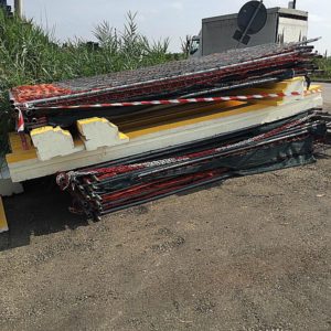Rete_per_recinzione_con_sostegni_in_cemento_attrezzatura_officina_meccanica