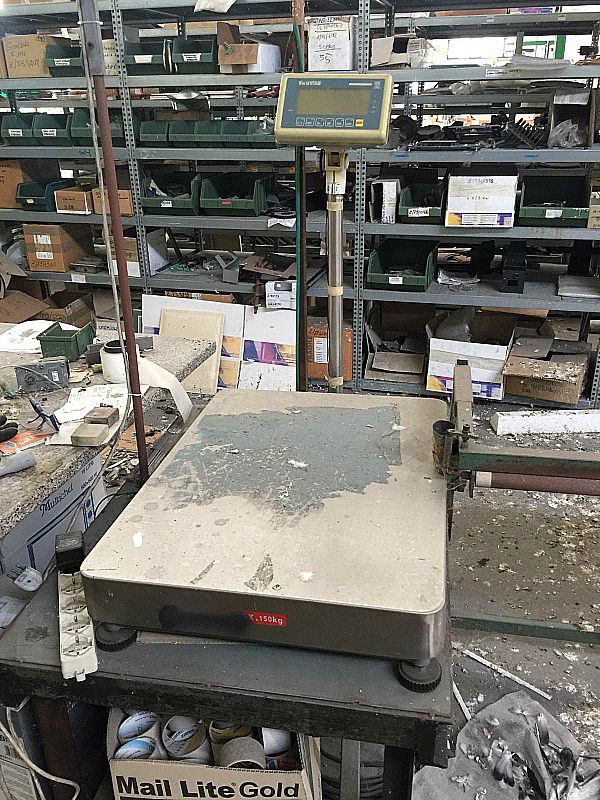 Bilancia_da_150_kg_con_display_digitale_attrezzatura_officina_meccanica