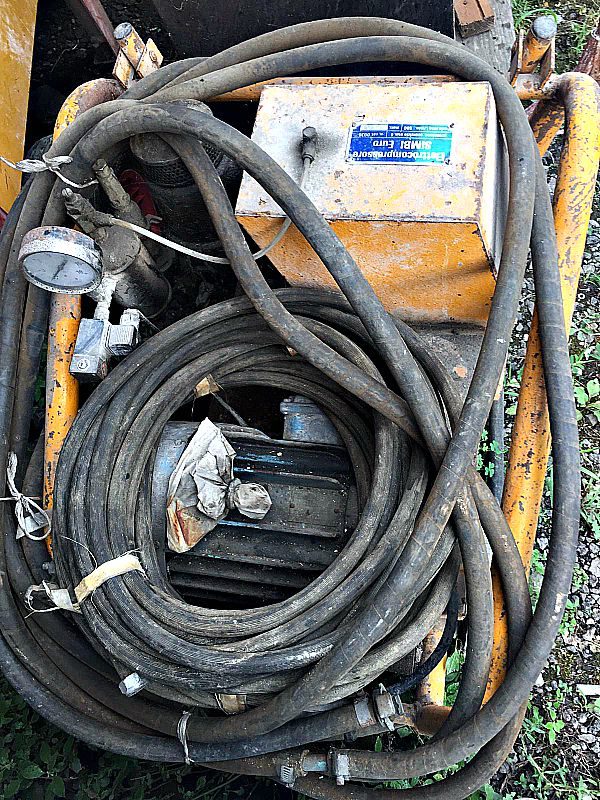 Compressore_elettrico_con_gomma_e_martello_attrezzatura_officina_meccanica