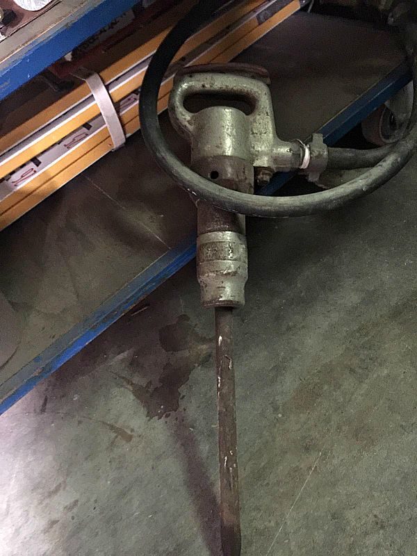 Compressore_elettrico_con_gomma_e_martello_attrezzatura_officina_meccanica