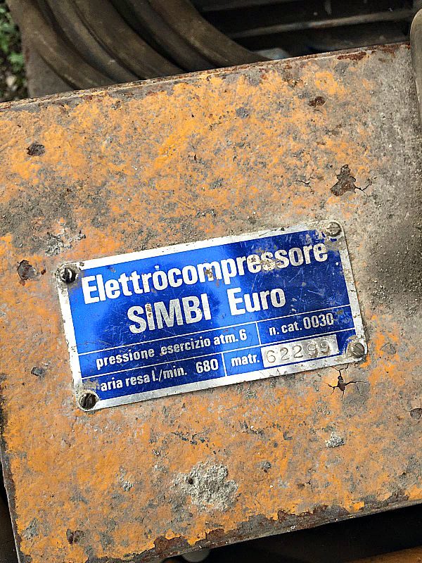Compressore_elettrico_con_gomma_e_martello_attrezzatura_officina_meccanica