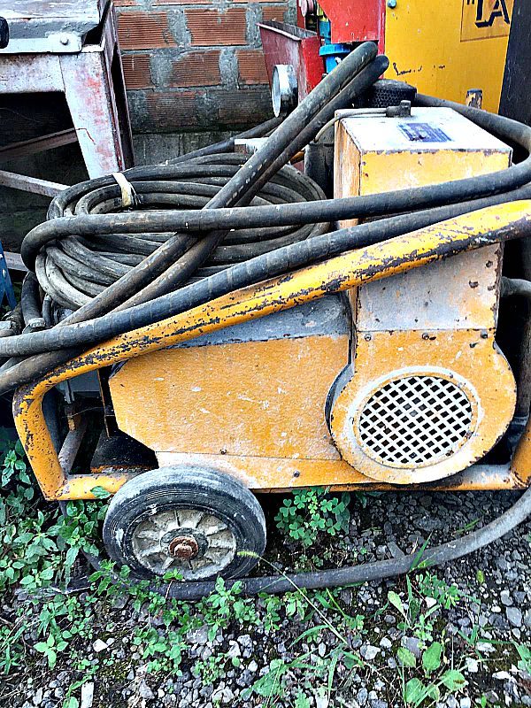 Compressore_elettrico_con_gomma_e_martello_attrezzatura_officina_meccanica
