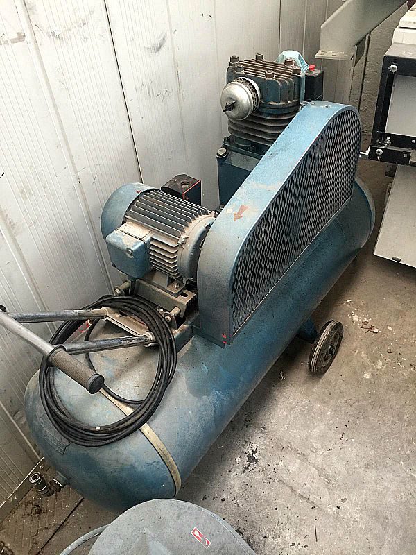 Compressore_da_300_litri_a_pistone_attrezzatura_officina_meccanica