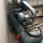 Compressore_da_300_litri_a_pistone_attrezzatura_officina_meccanica