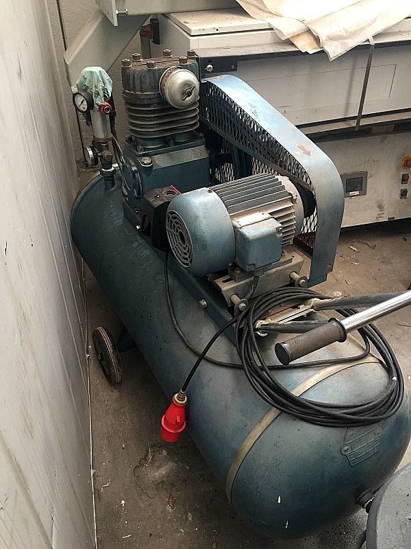 Compressore_da_300_litri_a_pistone_attrezzatura_officina_meccanica